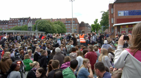 Menschenmenge auf dem Exerzierplatz in Kiel beim Schulstreik 2012.