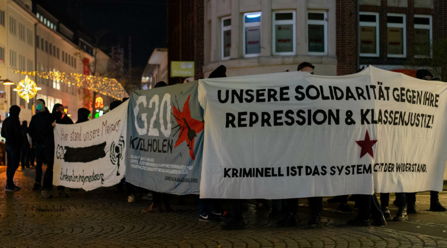 Demonstrierende tragen ein Transparent mit der Aufschrift "Unsere Solidarität gegen ihre Repression & Klassenjustiz!"
