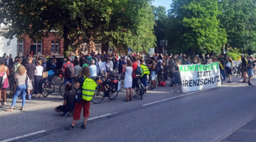 Eine Demonstration vor dem Landtag in Kiel gegen das neue Gemeinsame Europäische Asylsystem (GEAS) der Europäischen Union.