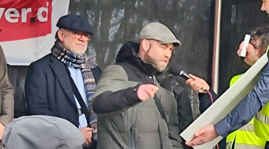 Björn Thoroe (DIE LINKE) spricht zu den streikenden Busfahrer:innen vor dem Landtag in Kiel.