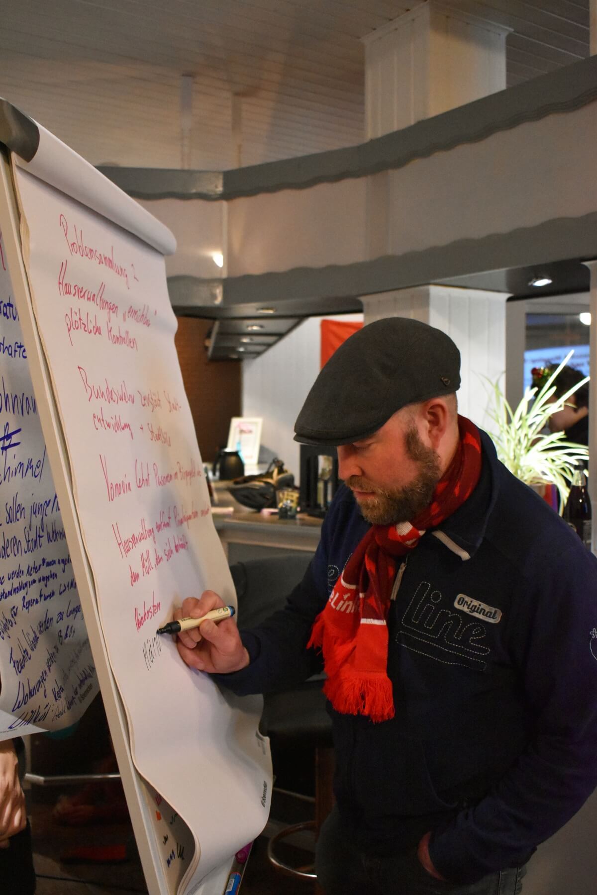 Björn Thoroe schreibt etwas auf eine Flipchart.