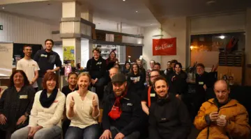 Foto des Nachbarschaftstreffens im Parteibüro von "Die Linke", in der Mitte Björn Thoroe.