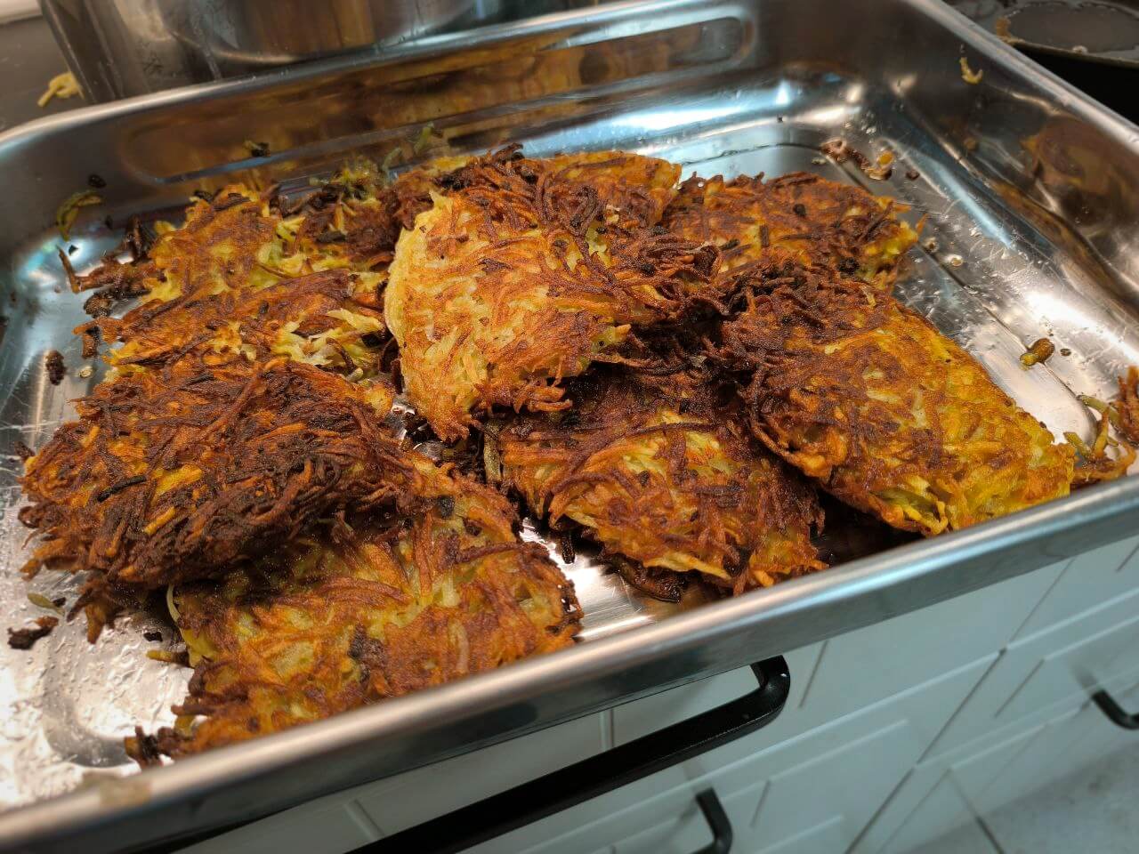 Fertige, gut geröstete Kartoffelpuffer