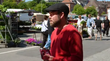 Björn Thoroe auf dem Wochenmarkt auf dem Exerzierplatz.