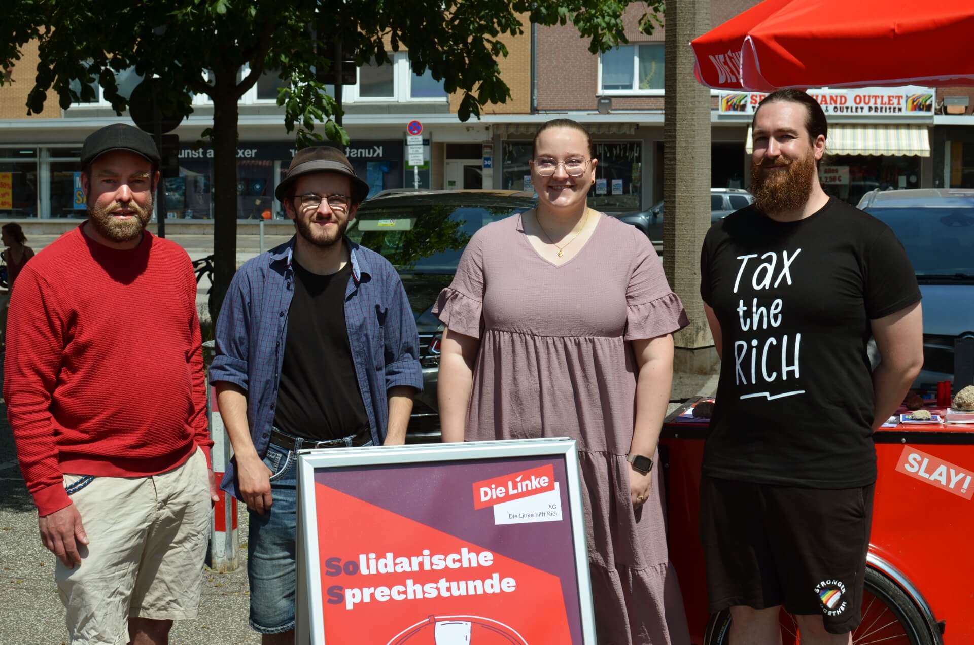 Das Team von "Die Linke hilft", darunter Björn Thoroe, am Infostand während des Wochenmarktes auf dem Exerzierplatz.