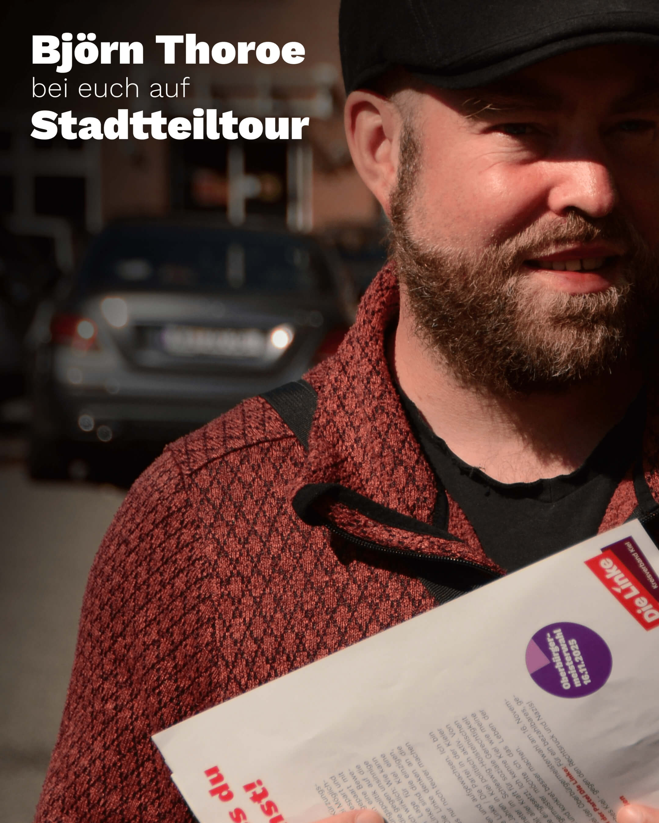 Ein Foto von Björn Thoroe, welcher einen Flyer zur Oberbürgermeisterwahl 2025 in Händen hält. Dazu Text: Björn Thoroe bei euch auf Stadtteiltour.