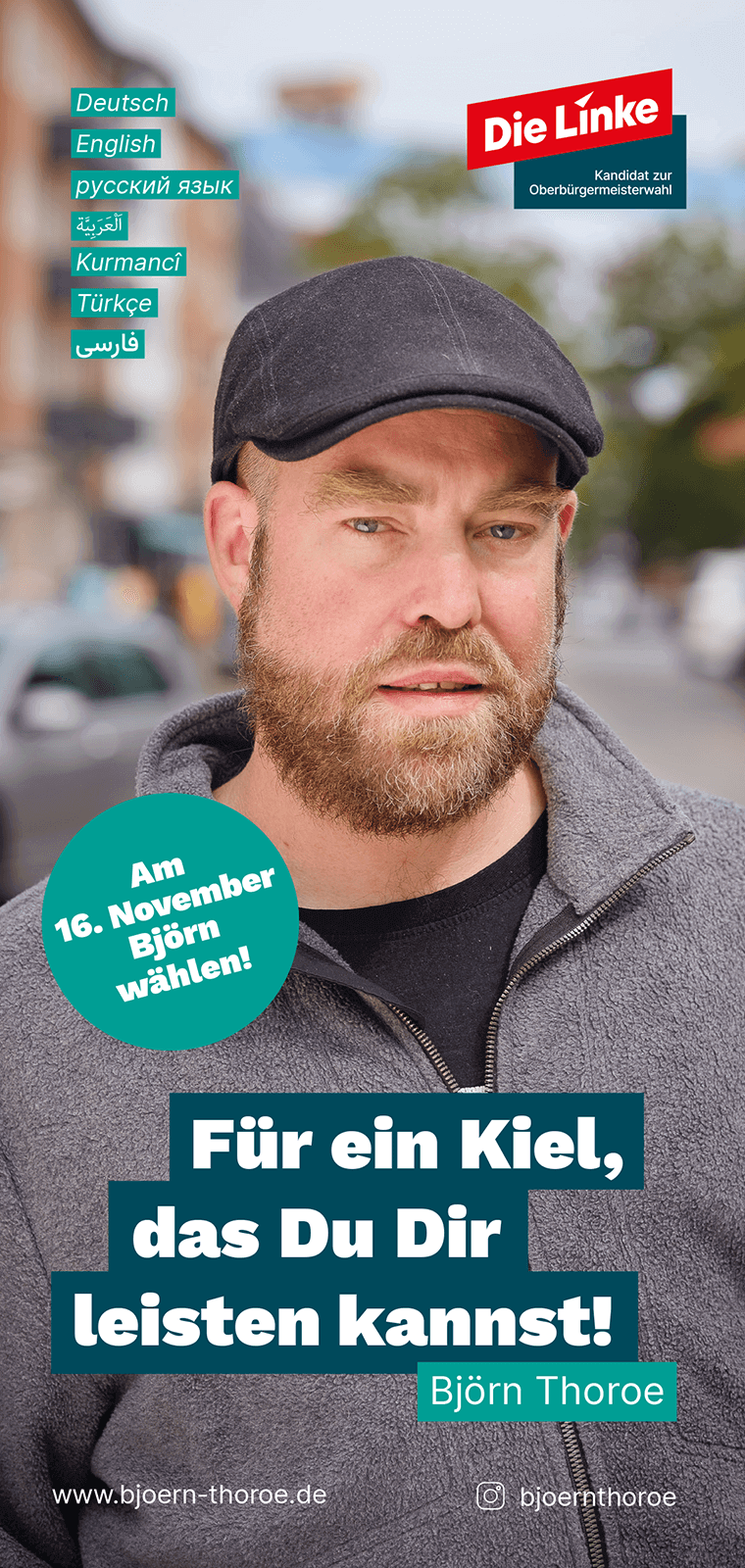 Titelblatt eines mehrsprachigen Flyers, mit Foto von Björn Thoroe. Dazu Text: Die Linke, Kandidat zur Oberbürgermeisterwahl. Am 16. November Björn wählen! Für ein Kiel, das Du Dir leisten kannst!