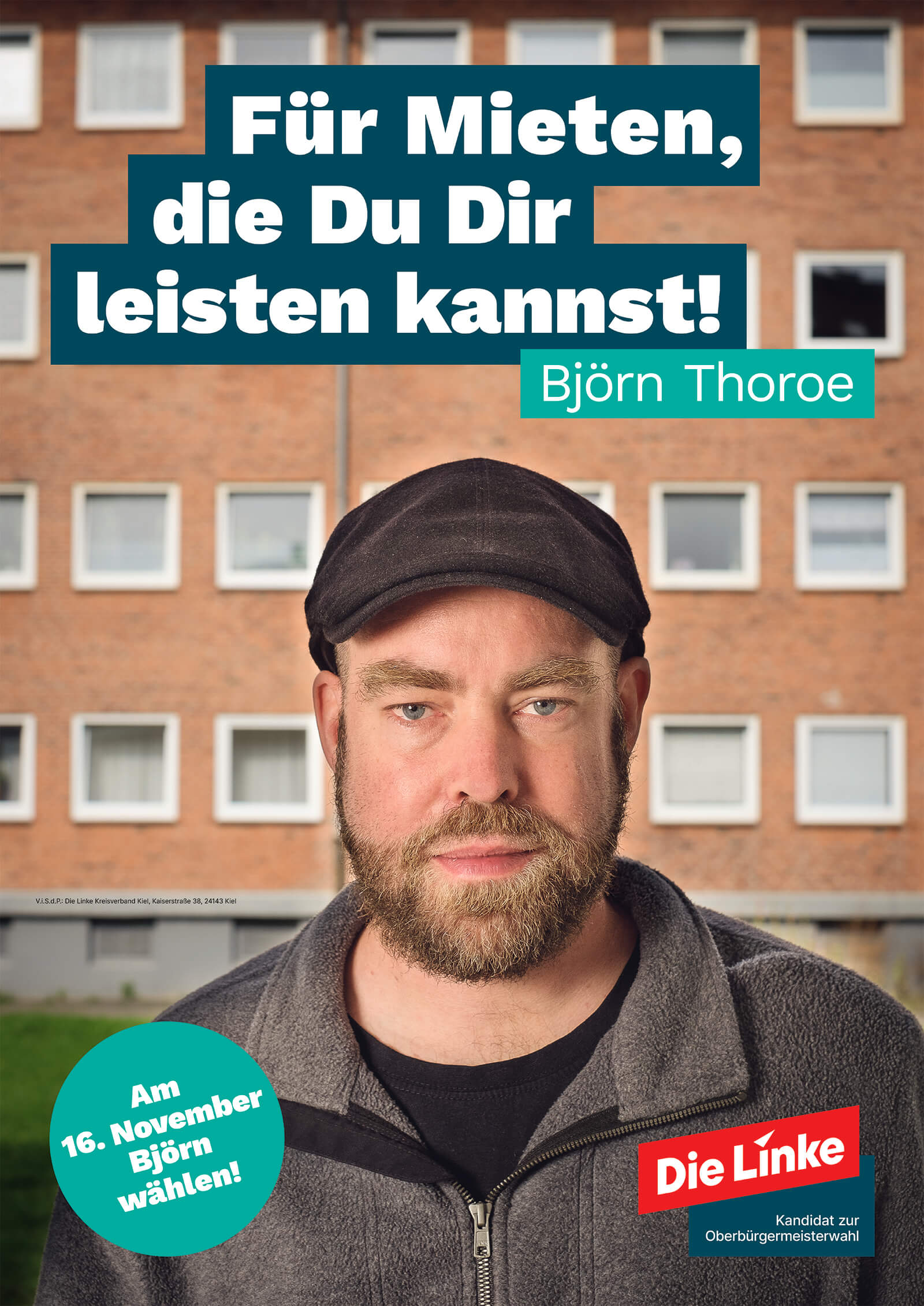 Das Wahlplakat zeigt den Kandidaten Björn Thoroe vor einem Mietshaus. Das Plakat enthält zudem folgenden Text: Die Linke, Kandidat zur Oberbürgermeisterwahl. Für Mieten, das Du Dir leisten kannst! Am 16. November Björn wählen!