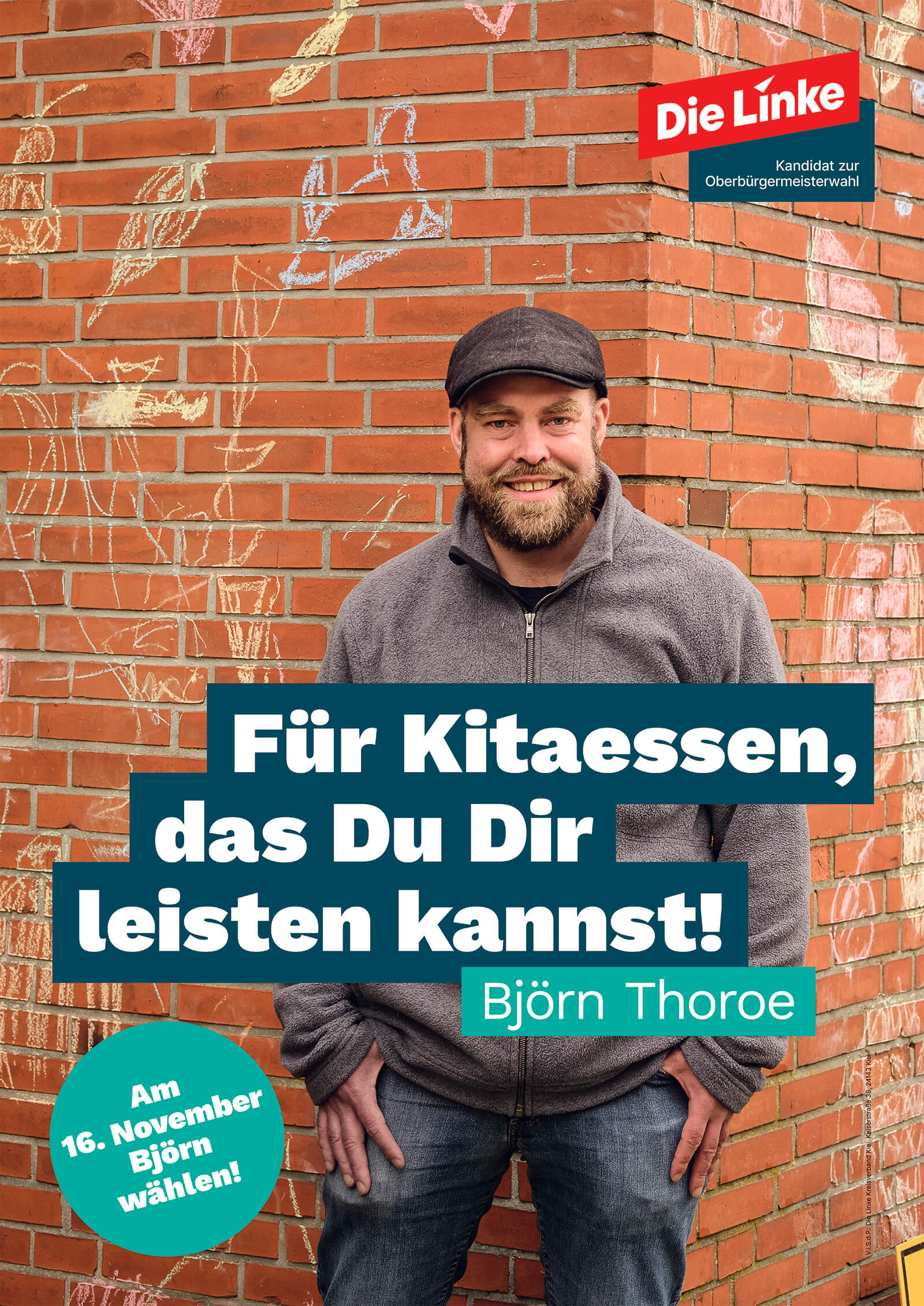 Das Wahlplakat zeigt den Kandidaten Björn Thoroe vor einer einer mit Kreidezeichnungen von Kindern verzierten Häuserwand. Das Plakat enthält zudem folgenden Text: Die Linke, Kandidat zur Oberbürgermeisterwahl. Für Kitaessen, das Du Dir leisten kannst! Am 16. November Björn wählen!