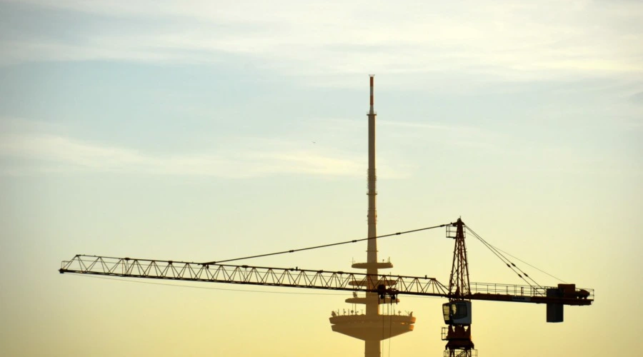 Im Hintergrund der Kieler Funkturm, im Vordergrund ein Baukran.