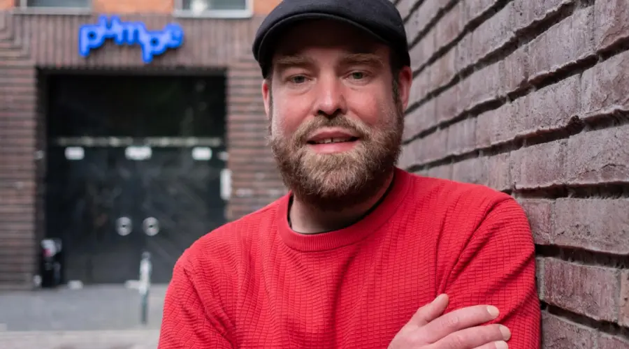 Foto von Björn Thoroe, im Hintergrund "Die Pumpe".