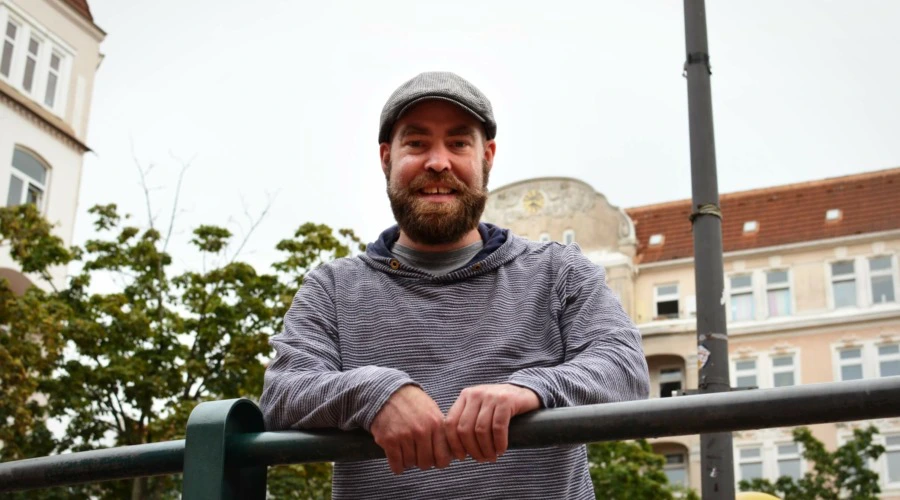 Björn Thoroe auf dem Vinetaplatz in Kiel-Gaarden.