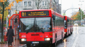 Zwei Busse der Kieler Verkehrsgesellschaft (KVG) halten an einem regnerischen Tag an der Haltestelle Andreas-Gayk-Straße.