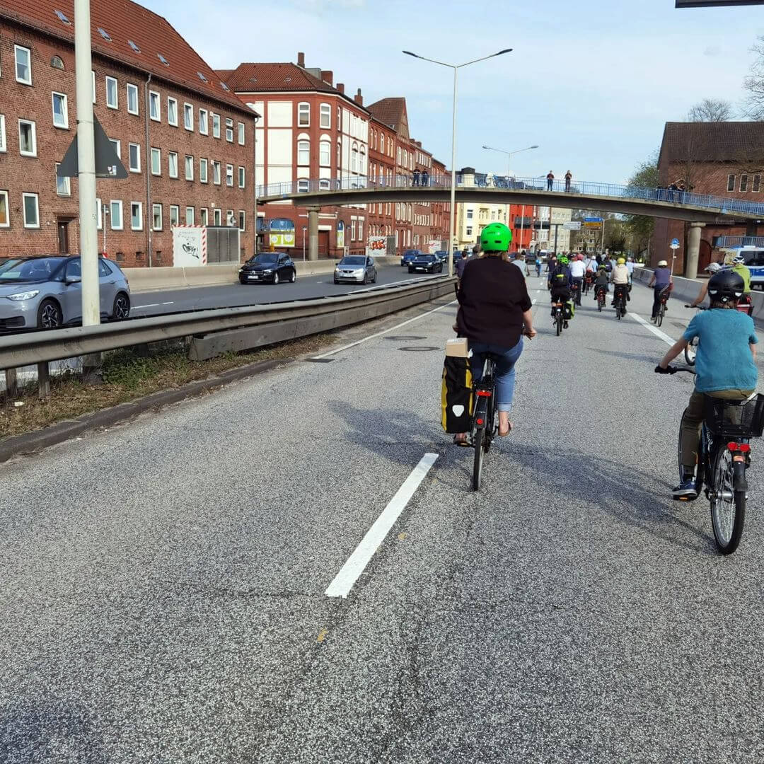 Demonstrierende auf Fahrrädern auf dem Theodor-Heuss-Ring in Kiel.