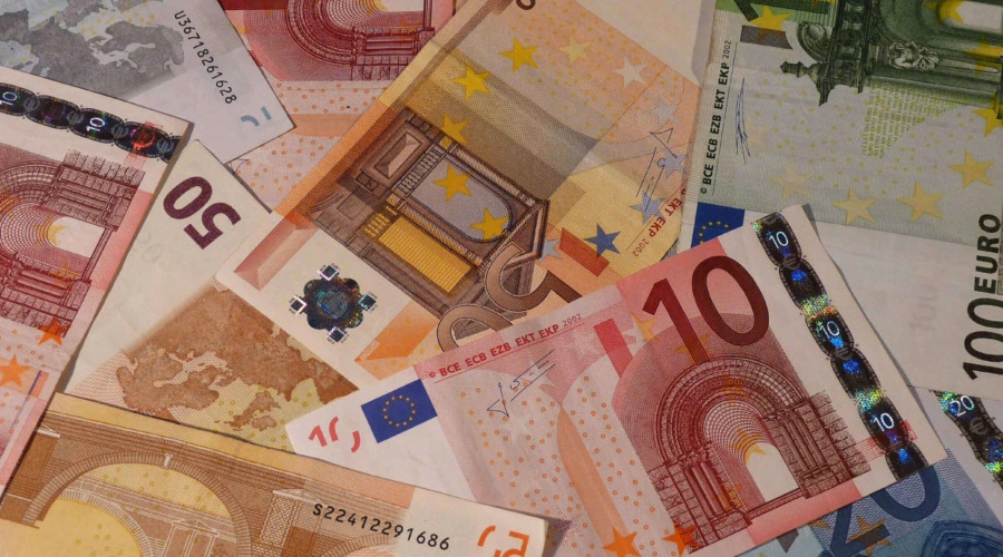 Verschiedene Euro-Banknoten.