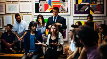 Eine Gruppe unterschiedlicher Menschen diskutiert miteinander.