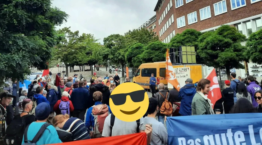 Eine Kundgebung auf dem Europaplatz in Kiel.
