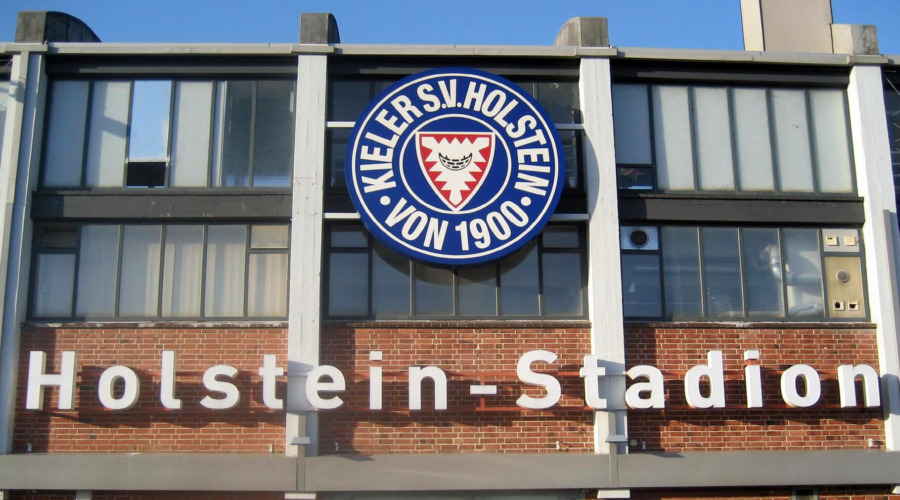 Zu sehen ist der Eingangsbereich des Holstein-Stadions samt Wappen des Kieler S.V. Holstein (Holstein Kiel)