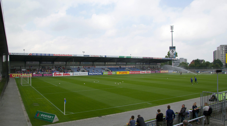 Innenansicht des Holstein-Stadion während eines Fußball-Trainings.