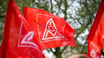 Rote Fahnen mit Logo der der Industrie-Gewerkschaft Metall.