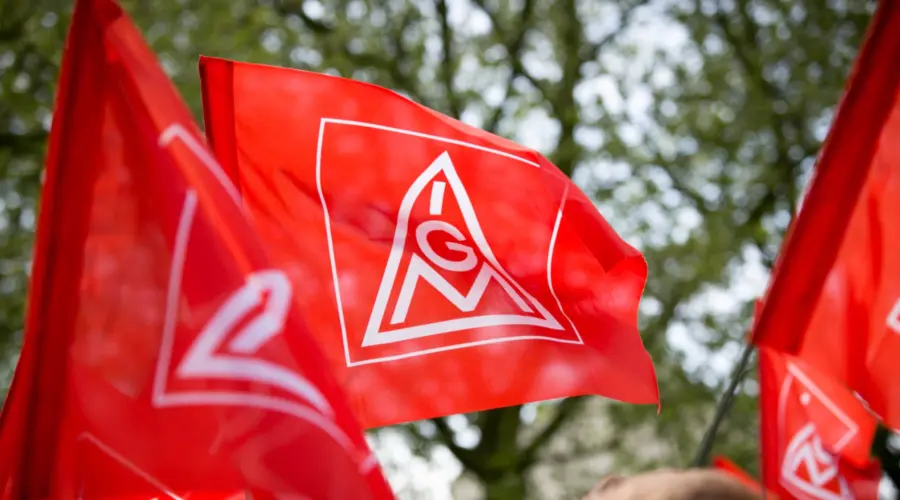 Rote Fahnen mit Logo der der Industrie-Gewerkschaft Metall.