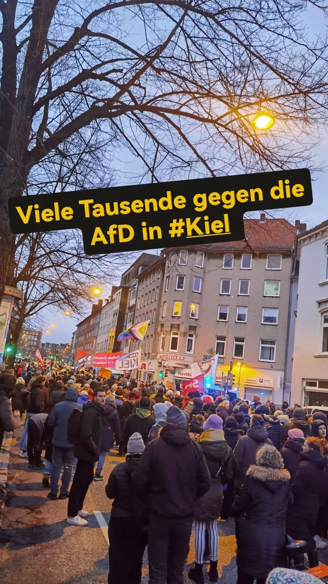 Zu sehen sind tausende Menschen im Knooper Weg in Kiel während einer Demonstration gegen das Erstarken faschistischer Kräfte. Dazu folgender Text: Viele Tausend gegen die AfD in #Kiel.