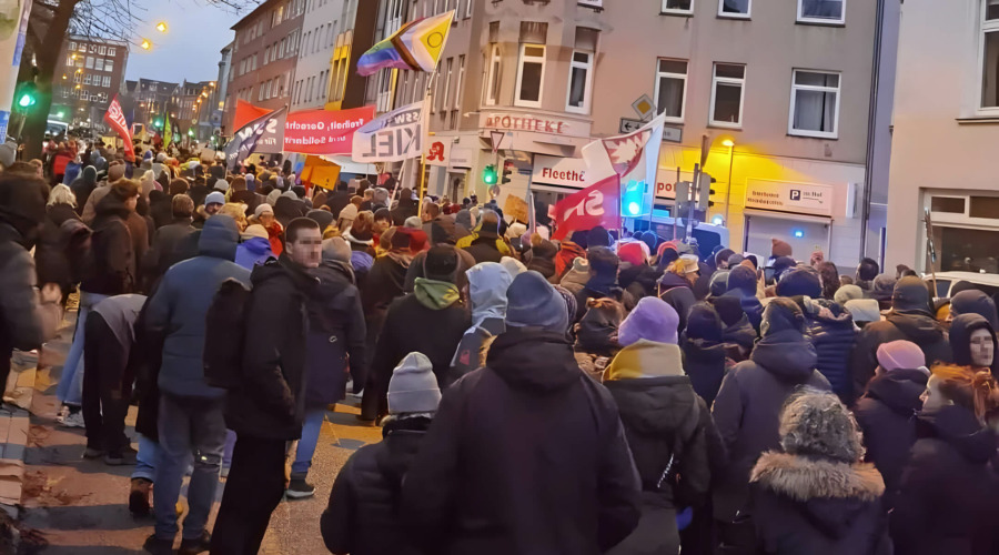 Zu sehen sind tausende Menschen im Knooper Weg in Kiel während einer Demonstration gegen das Erstarken faschistischer Kräfte.