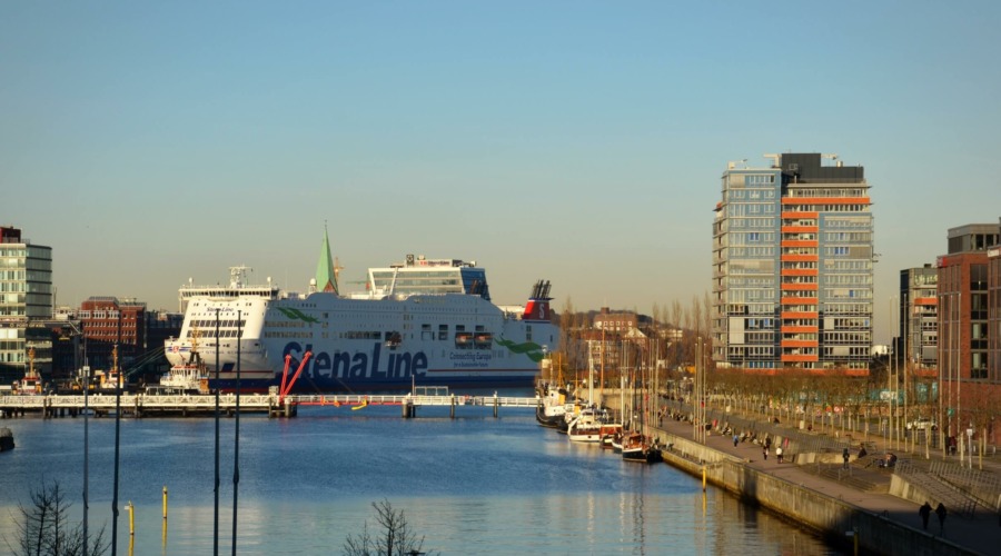 Blick auf die Hörn, im Hintergrund Schiffe und die Skyline von Kiel.