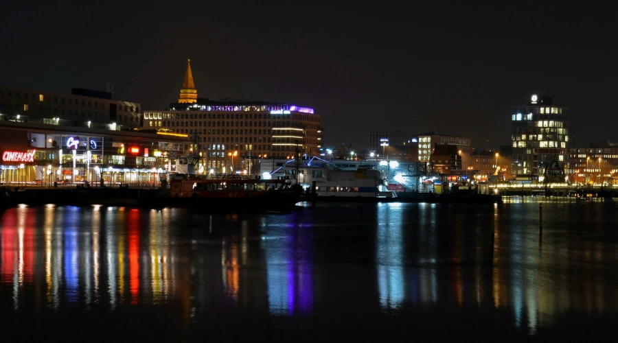 Sicht auf das Westufer der Kieler Innenförde bei Nacht.