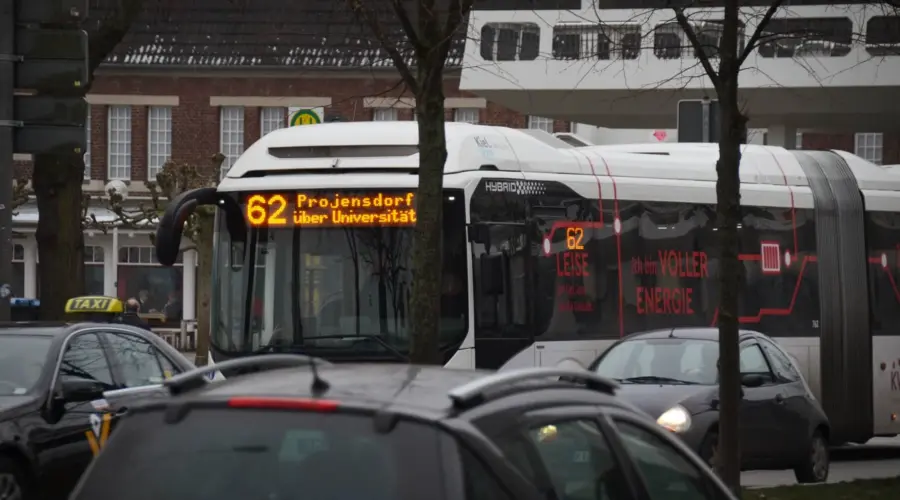 Ein Bus der Linie 62 in Kiel im Straßenverkehr. Auf der Anzeigetafel des Stadtbus steht "Projensdorf über Universität".