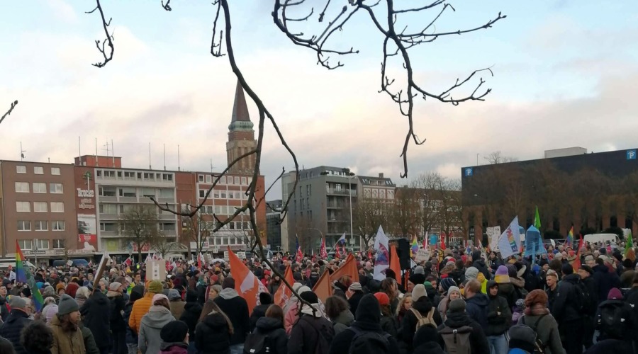 Viele tausend Menschen auf dem Exerzierplatz in Kiel anlässlich einer Demonstration gegen Faschisten am 14. Januar 2024.