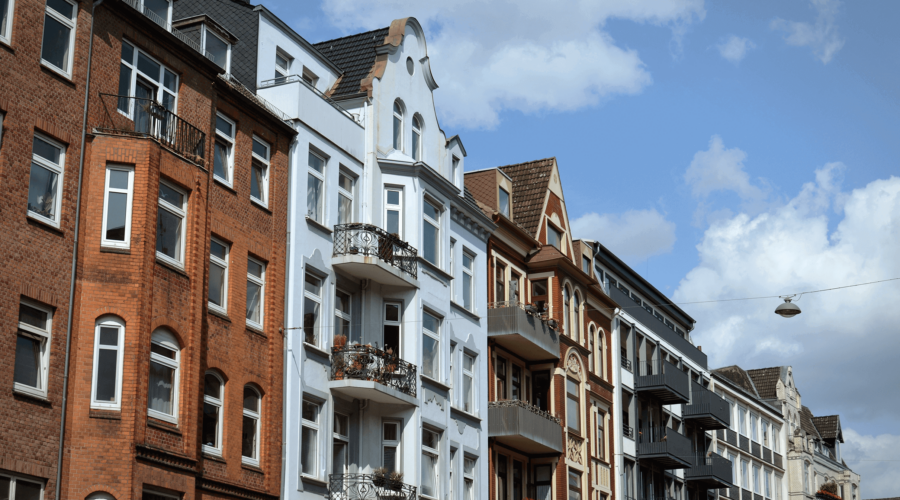 Häuser in Kiel mit Balkon