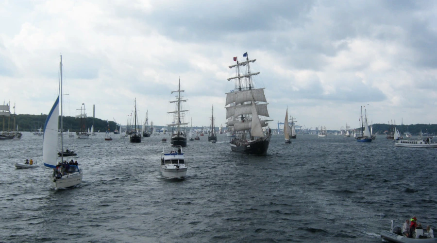 Zu sehen sind zahlreiche Segelboote und Segelschiffe auf der Kieler Förde.