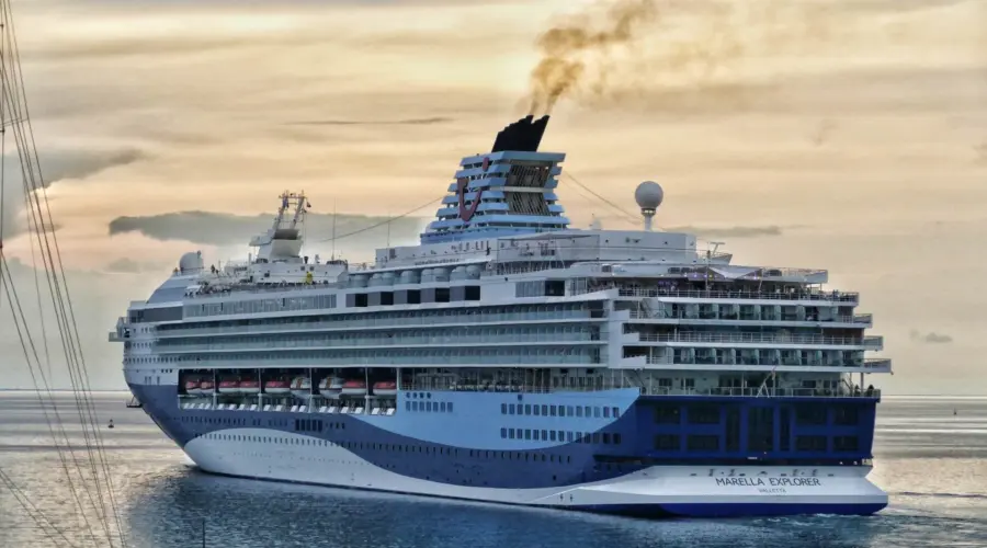 Das Foto zeigt ein mittelgroßes Kreuzfahrtschiff, die "Marella Explorer".