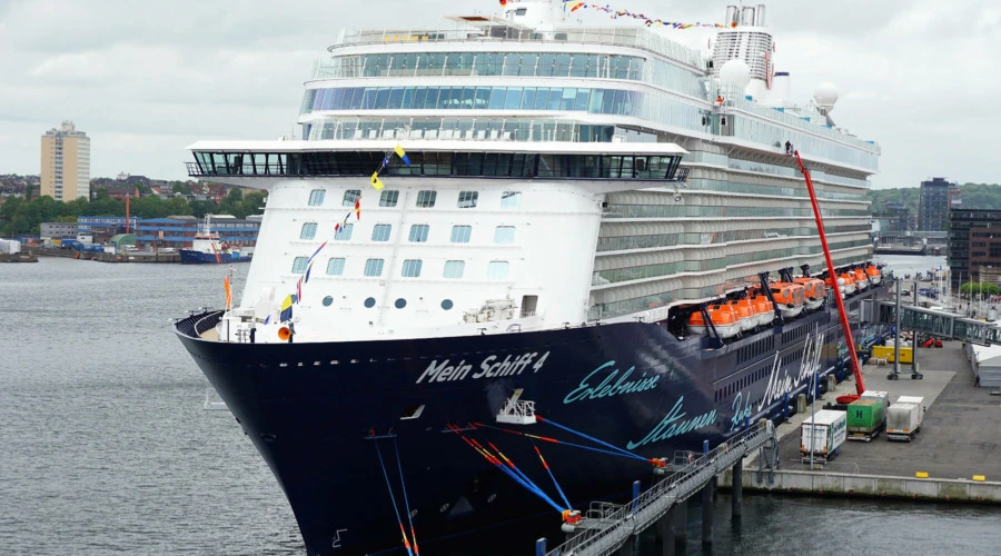 Ein großes Kreuzfahrtschiff liegt im Kieler Hafen.