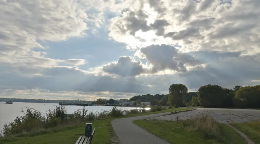 Das Foto zeigt einen Teil des MFG5-Geländes in Kiel, direkt am Fördeufer.