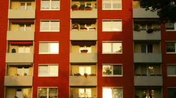 Eine Häuserfassade mit zahlreichen Fenstern und Balkonen.