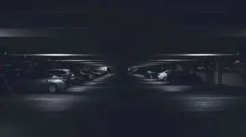 Das dunkle Innere eines Parkhauses.