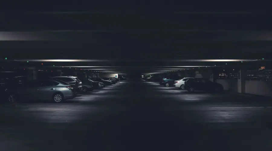 Das dunkle Innere eines Parkhauses.