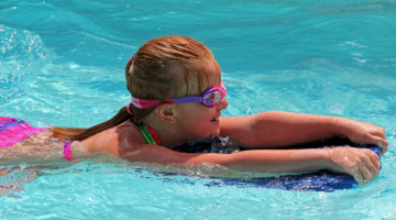 Ein schwimmendes Mädchen mit Schwimmbrille.