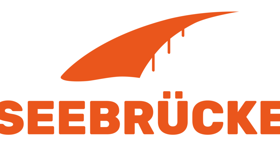 Zu sehen ist eine stilisierte Brücke, darunter der Text "Seebrücke".