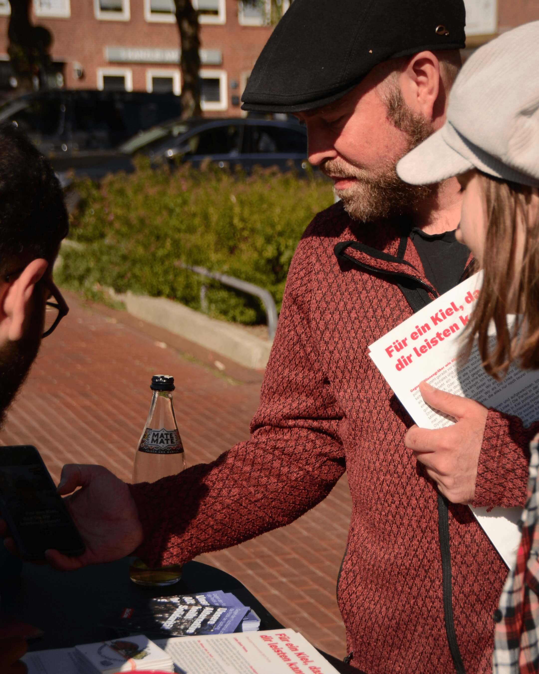 Björn Thoroe am Infostand im Gespräch mit Passanten.