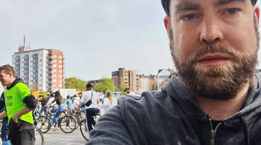 Selfie von Björn Thoroe auf der Exerzierplatz in Kiel, während der Fahrraddemonstration am 22. April 2023.