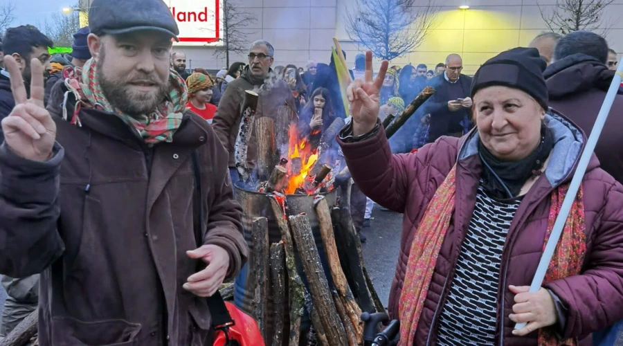 Björn Thoroe und Ayşe Fehimli beim Newroz-Fest in Kiel-Mettenhof.