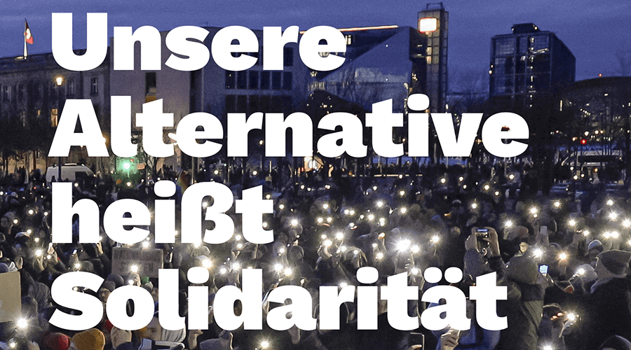 Blick auf eine Großdemonstration gegen rechts bei einsetzender Dunkelheit. Zahlreiche Menschen leuchten mit der Lampe ihrer Smartphones. Darüber Text: Unsere Alternative heißt Solidarität