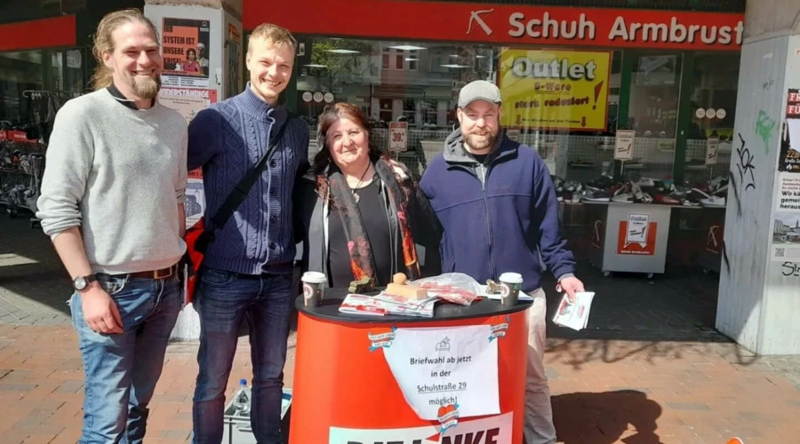 Ayşe Fehimli, Björn Thoroe und weitere Personen hinter einem Infostand der Partei DIE LINKE in Kiel-Gaarden.