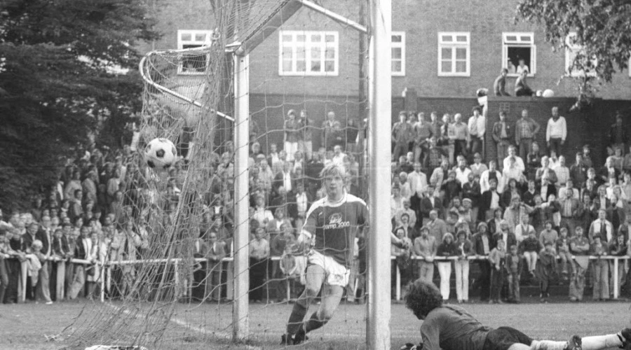 Archivbild eines Fußballspiels im Stadion Waldwiese vor 4.000 Zuschauern. Tor für Holstein Kiel. Saarbrückens Torwart Biewer ist geschlagen und liegt am Boden.