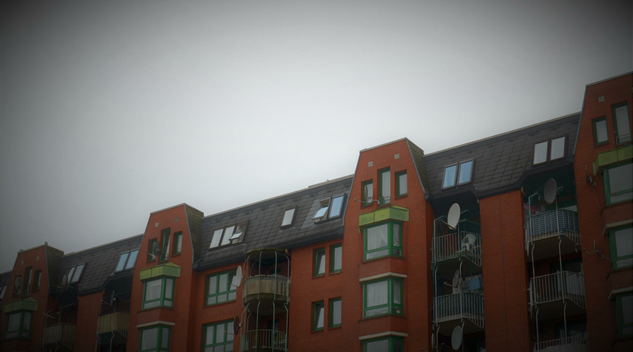 Wohnhäuser mit Balkonen am Vinetaplatz in Kiel-Gaarden.